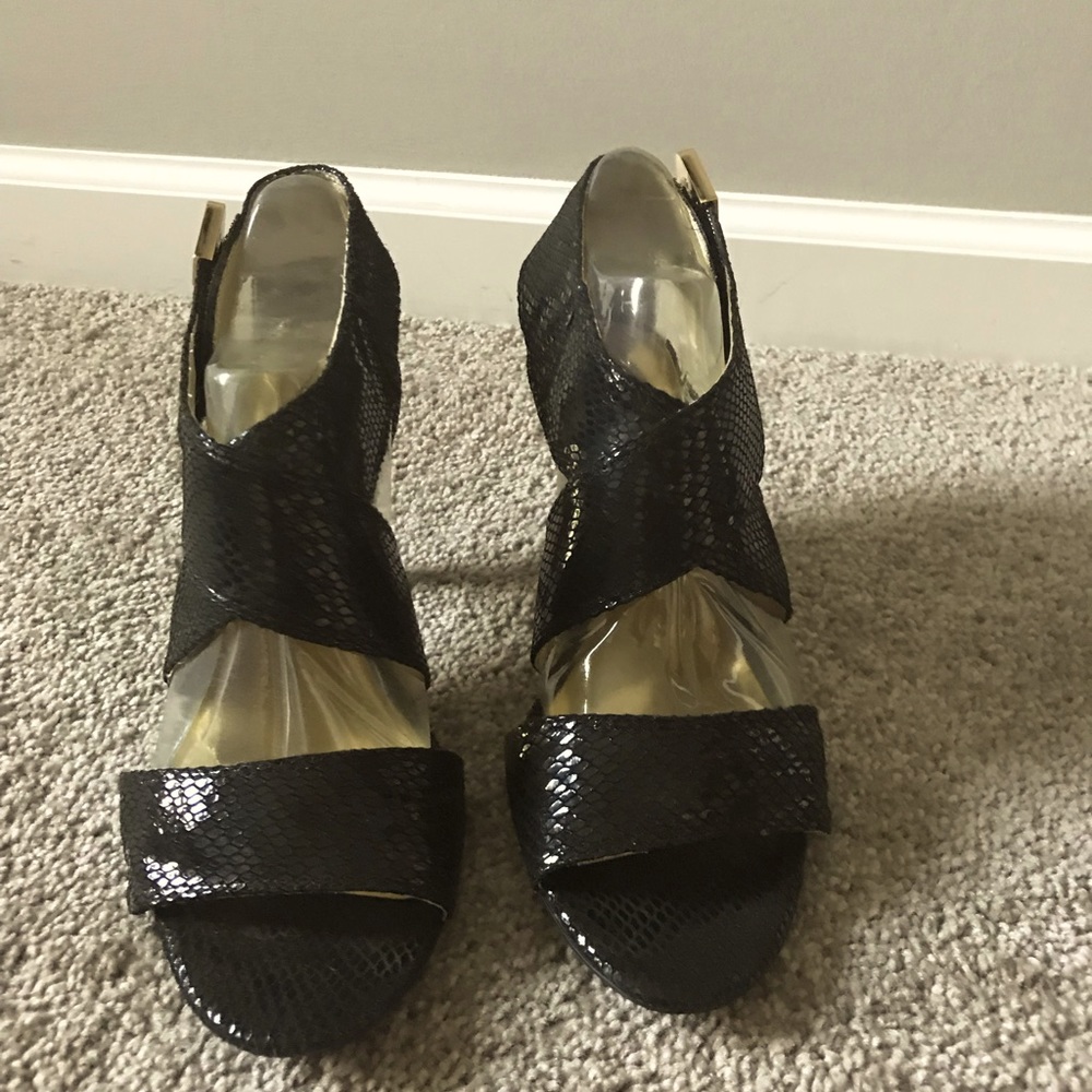 NWOT Black and gold  MICHAEL Michael Kors Sandals, US 7.5